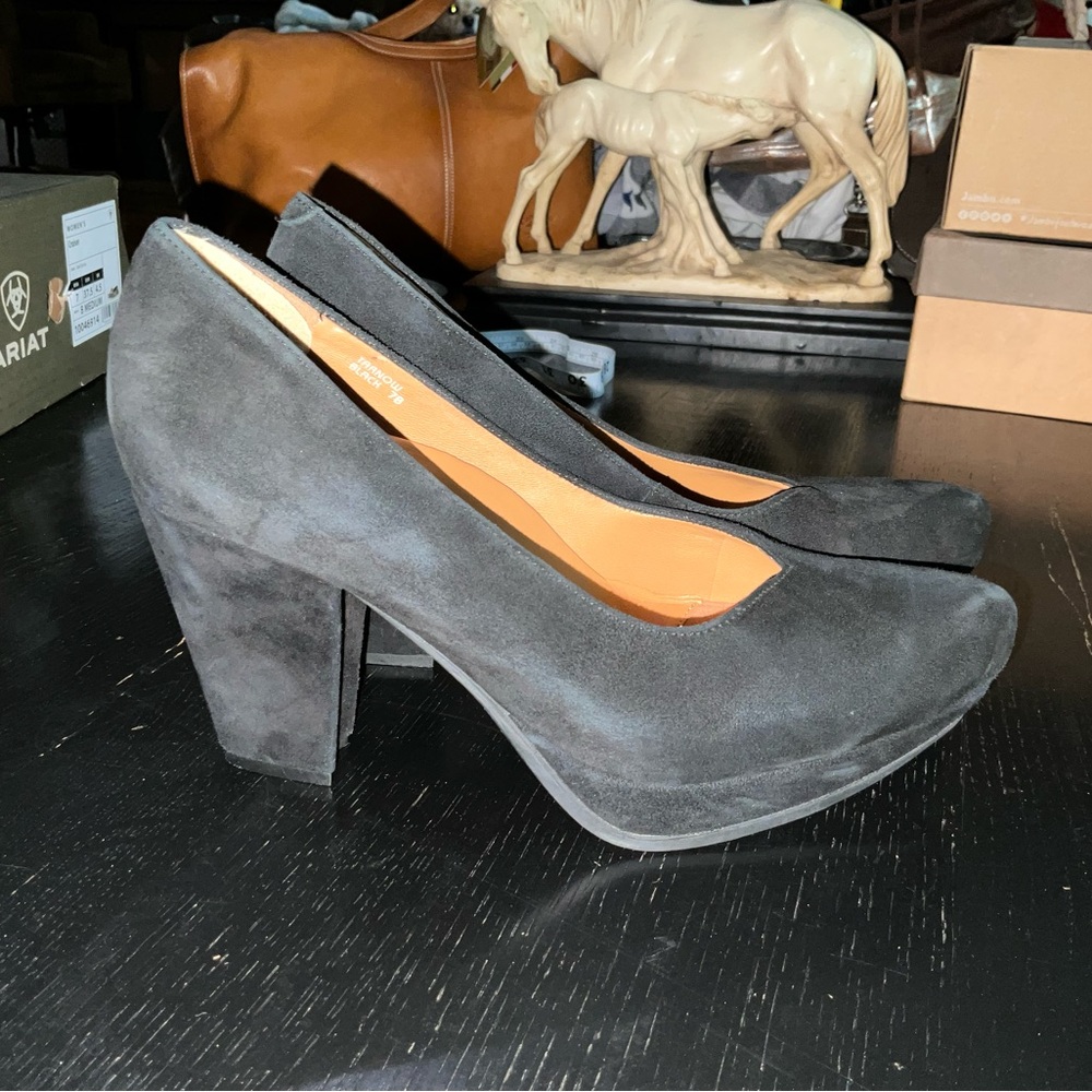 Earthies, Sexy Black Suede Platform Pumps - Picture 2 of 6